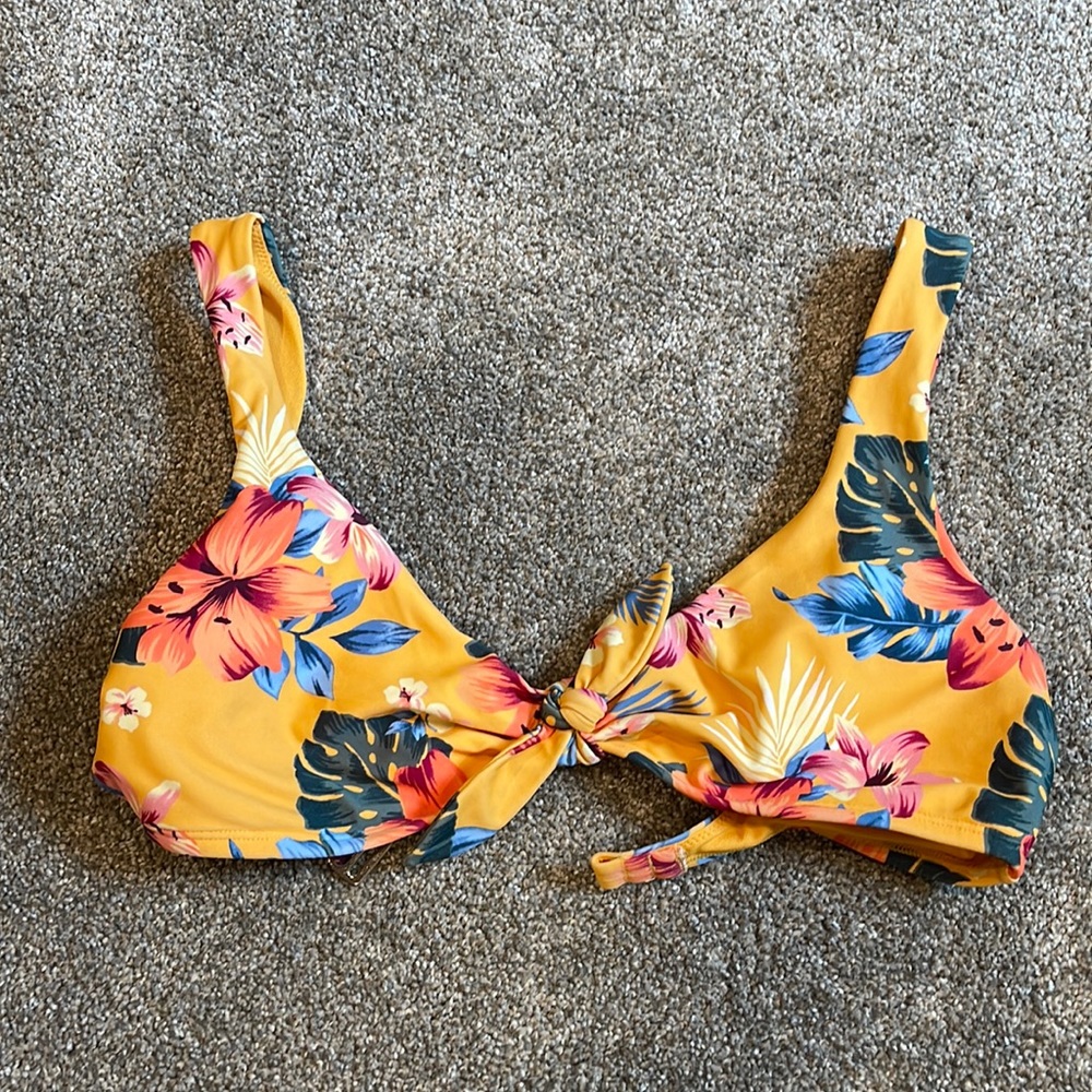 Hollister Womens Swim Top. Hawaiian Print with padding. Worn once. Size M